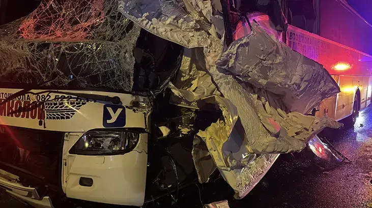 Edirne'de tur otobüsü ile TIR'a çarptı: 10 yaralı
