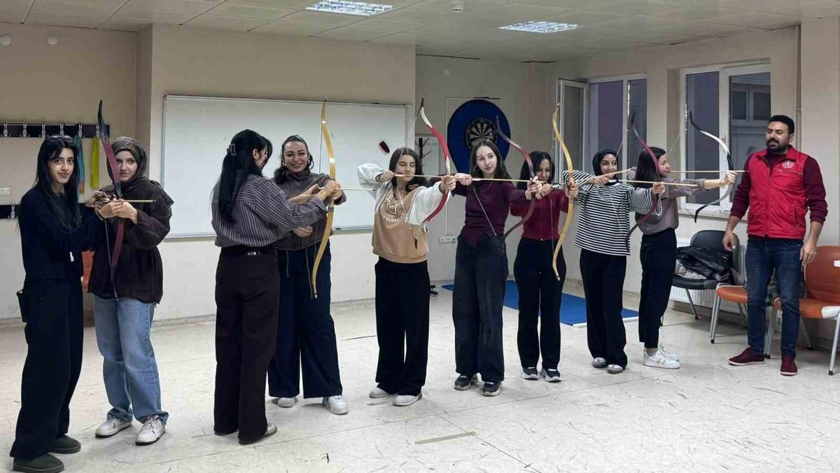 Bayburt Gençlik Merkezinde gençler okçuluk eğitiminde yay tutuşunu öğreniyor