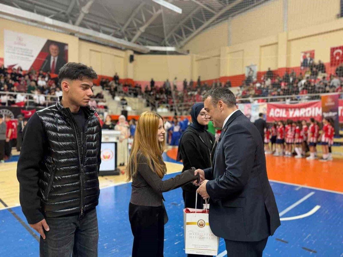 Bilecik'te 29 Ekim kompozisyon yarışmasında Duru Yıldırım ikinci oldu