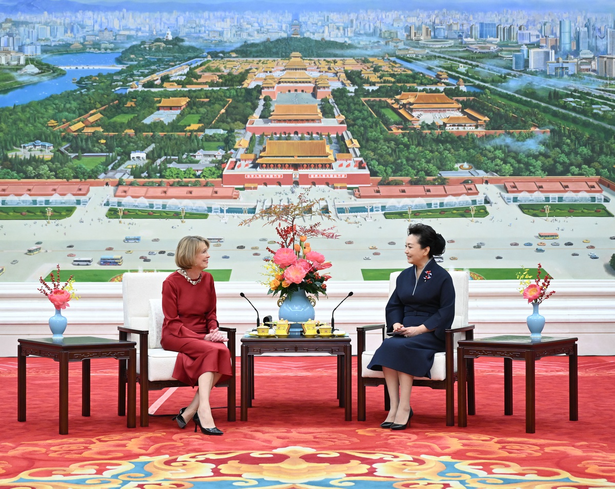 Peng Liyuan Beijing'de Budenbender'in kadın ve çocuk hakları mücadelesini takdir etti