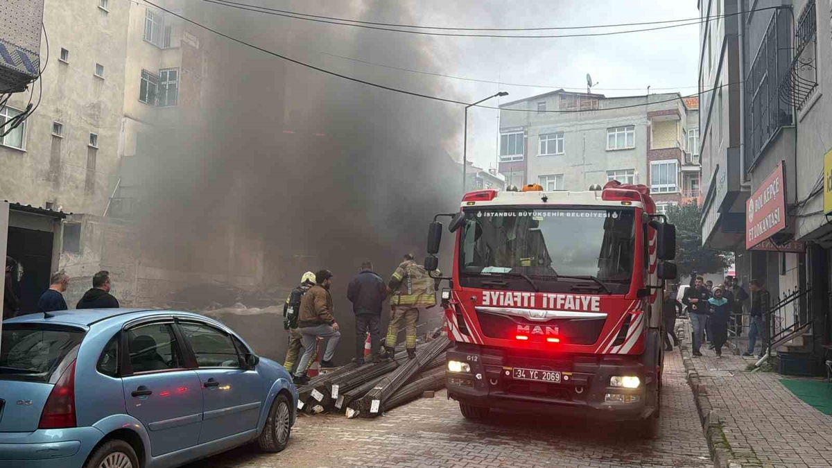 İstanbul Bahçelievler'de inşaat temelinde yangın çıktı, duman kilometrelerce görüldü