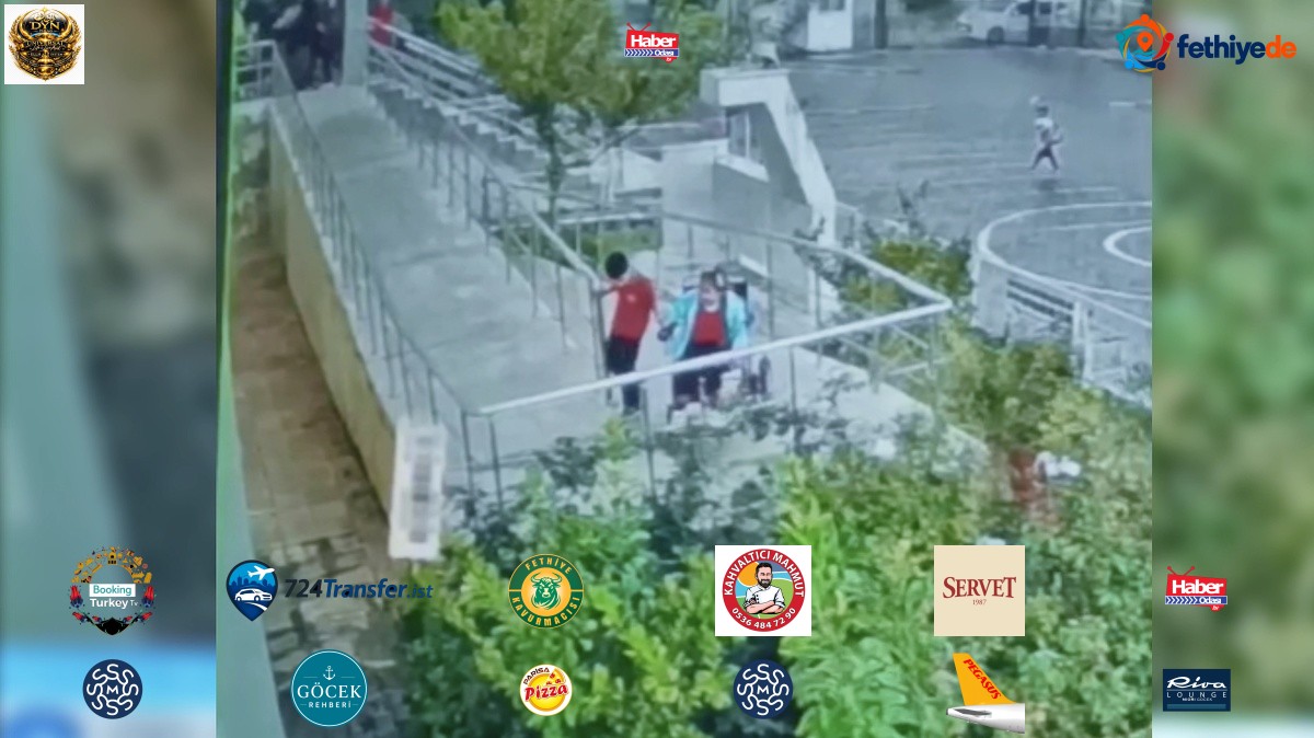 Yusuf Orman Adıyaman Kahta'da yağmurda tekerlekli sandalyedeki arkadaşına yardım etti