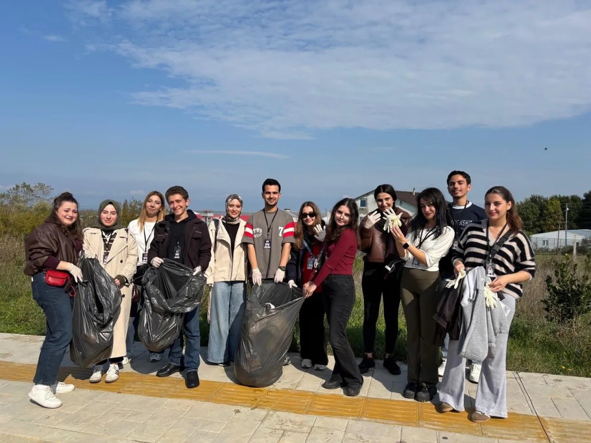 Sinop ve Kastamonu üniversiteli gençler ÜNİDES projesiyle çevre temizliği yaptı