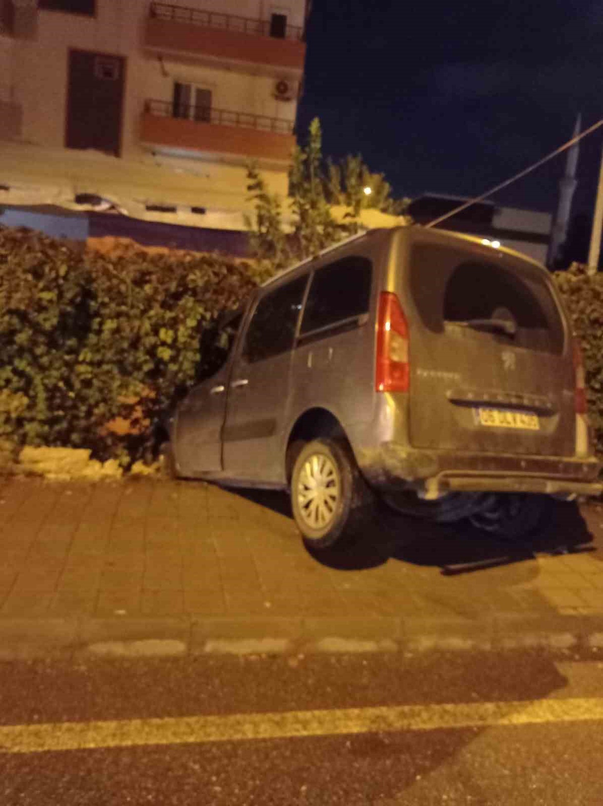 Batman'da çarpışan araçlardan hafif ticari olanı evin bahçe duvarına çarptı