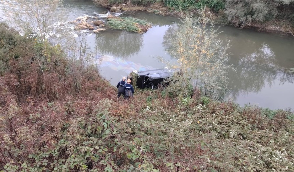 Bolu'da virajı alamayıp dereye uçan otomobilin sürücüsü ayakta tedavi edildi