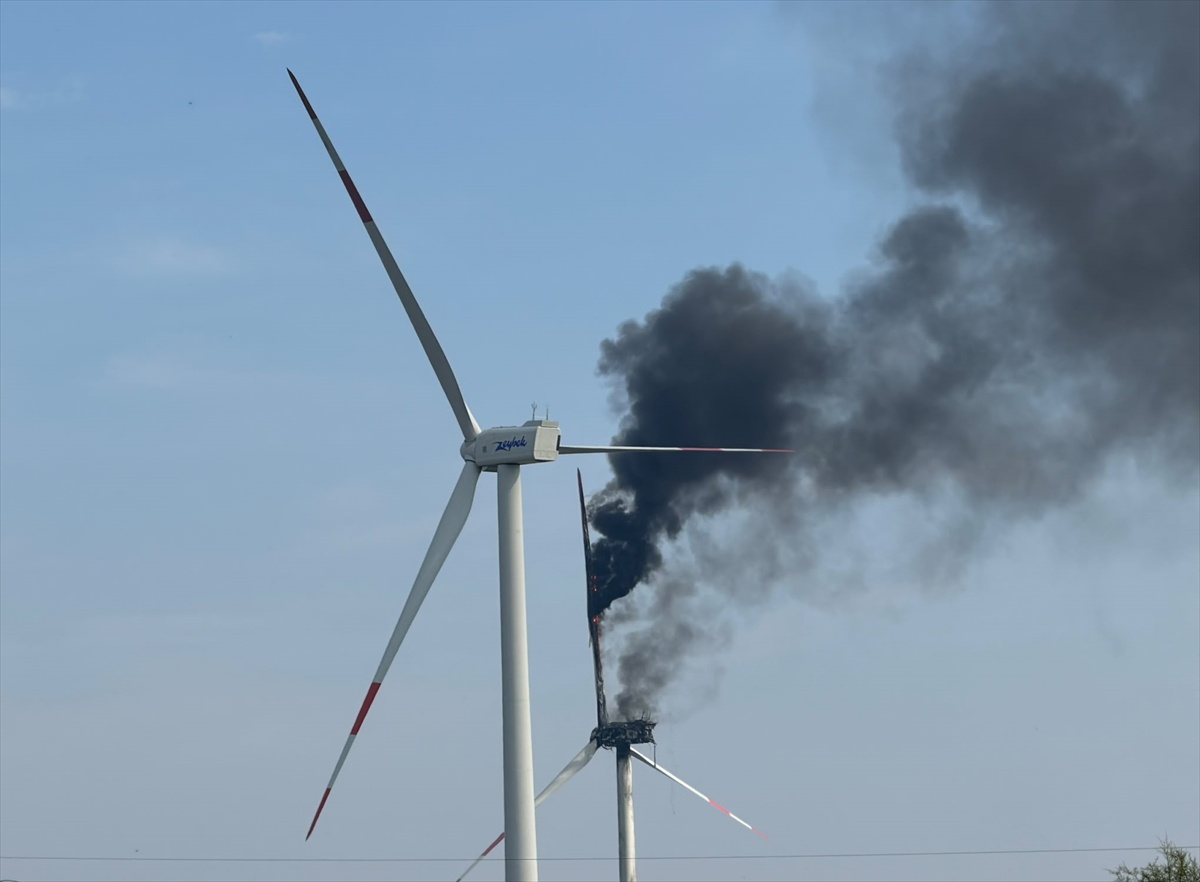 Aydın Söke'de enerji şirketine ait rüzgar türbinindeki yangın söndürüldü