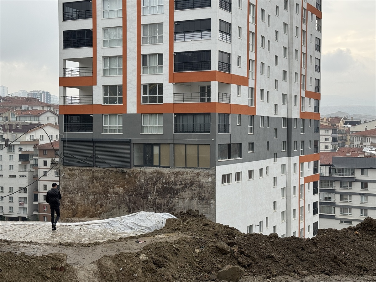 Ankara Mamak'ta istinat duvarı çöken 17 katlı apartman tahliye edildi