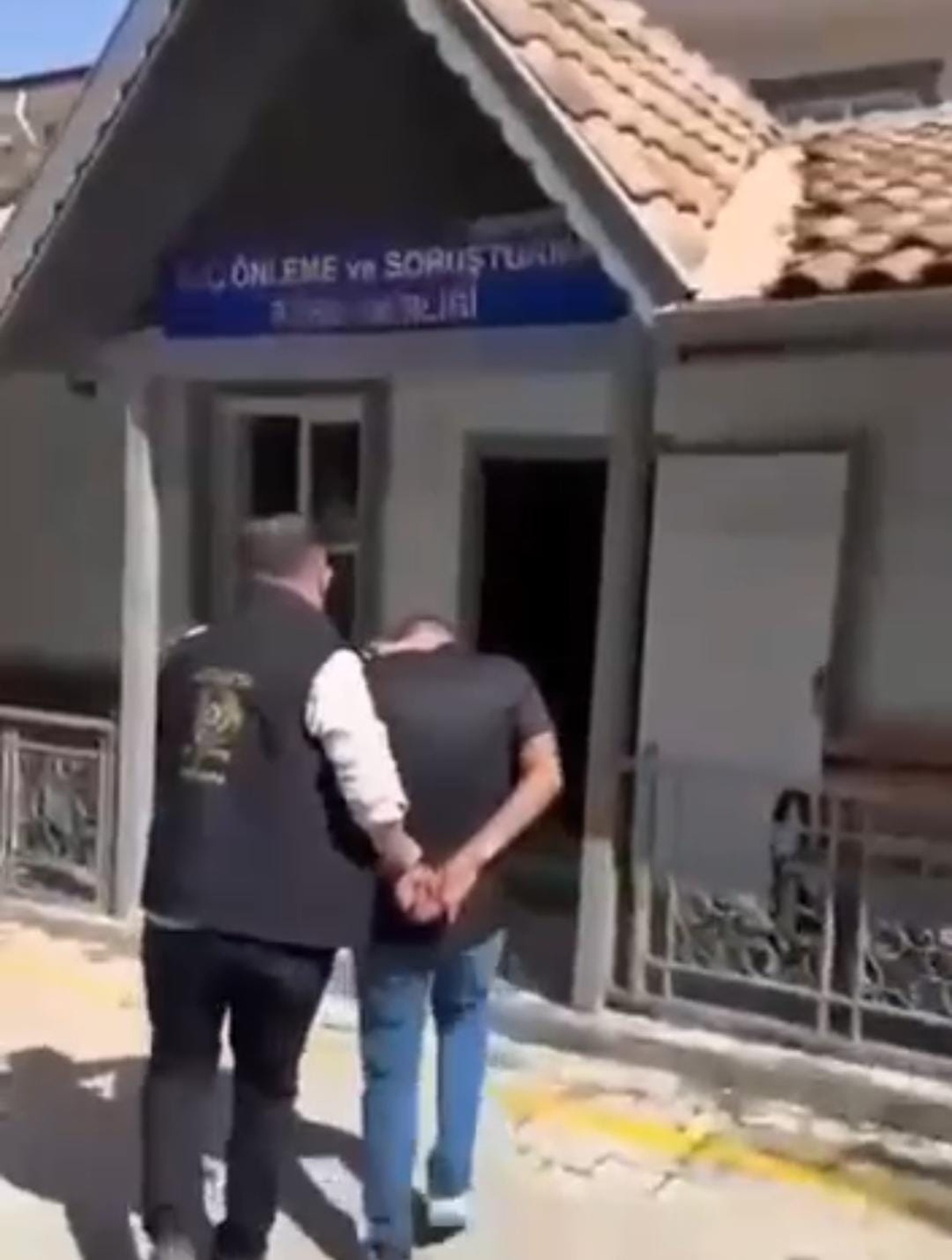 Antakya'da iş arkadaşlarının evinden 11 altın bilezik çalan 2 şüpheli yakalandı
