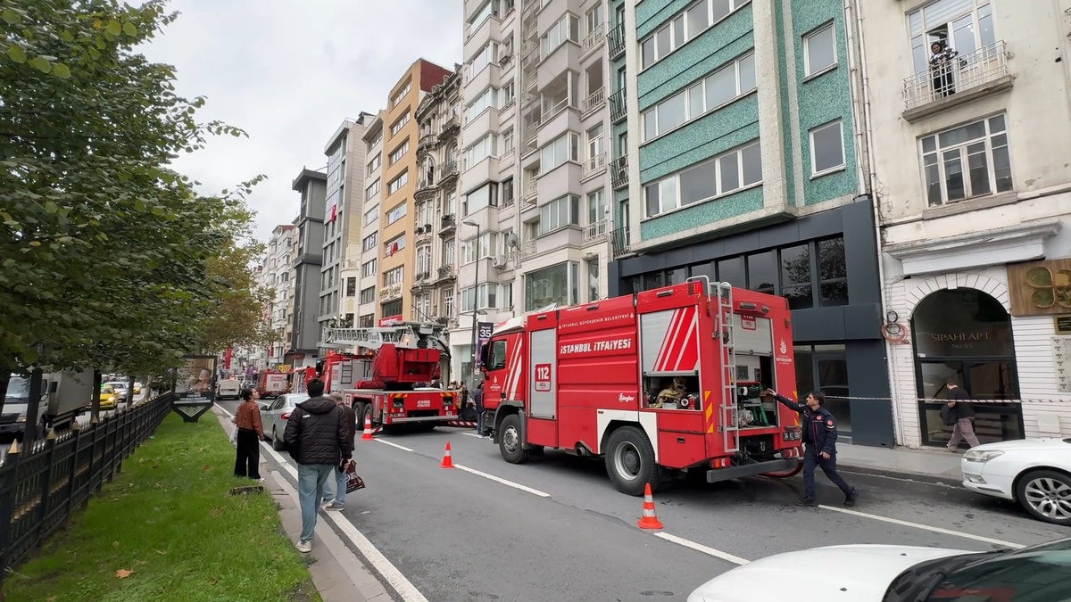 Şişli'de boş binanın 8'inci katındaki yangın itfaiye ekiplerince söndürüldü