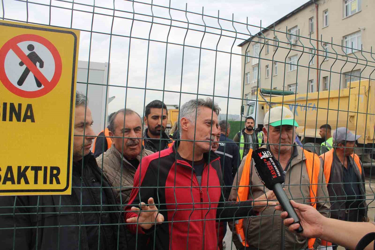 Kayseri'de 2 aydır maaş alamadığını iddia eden işçiler Kartal Kavşağı'nda iş bıraktı