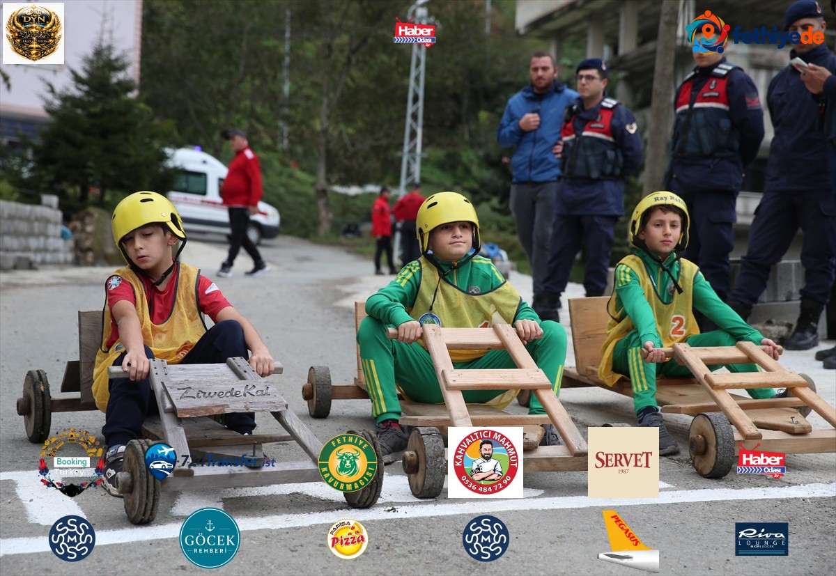 Çamlıhemşin'de 16'ncı Laz Ralli Tahta Araba Yarışları 33 katılımcıyla yapıldı