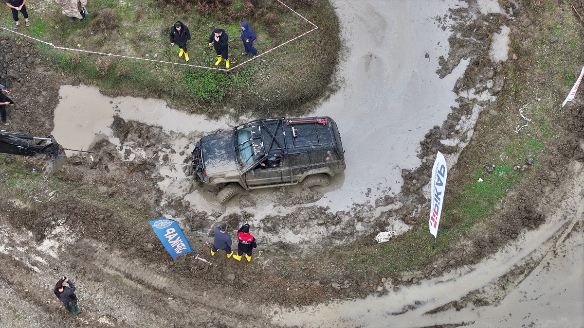 Düzce Gümüşova'da 38. Off-Road Şenlikleri 77 araç ve 154 sporcuyla başladı