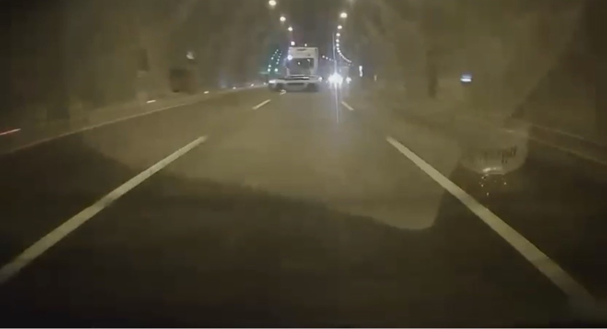 Bolu Dağı Tüneli'nde tırın çarpıp kaçtığı kazada 4 kişi yaralandı, anlar kameraya yansıdı