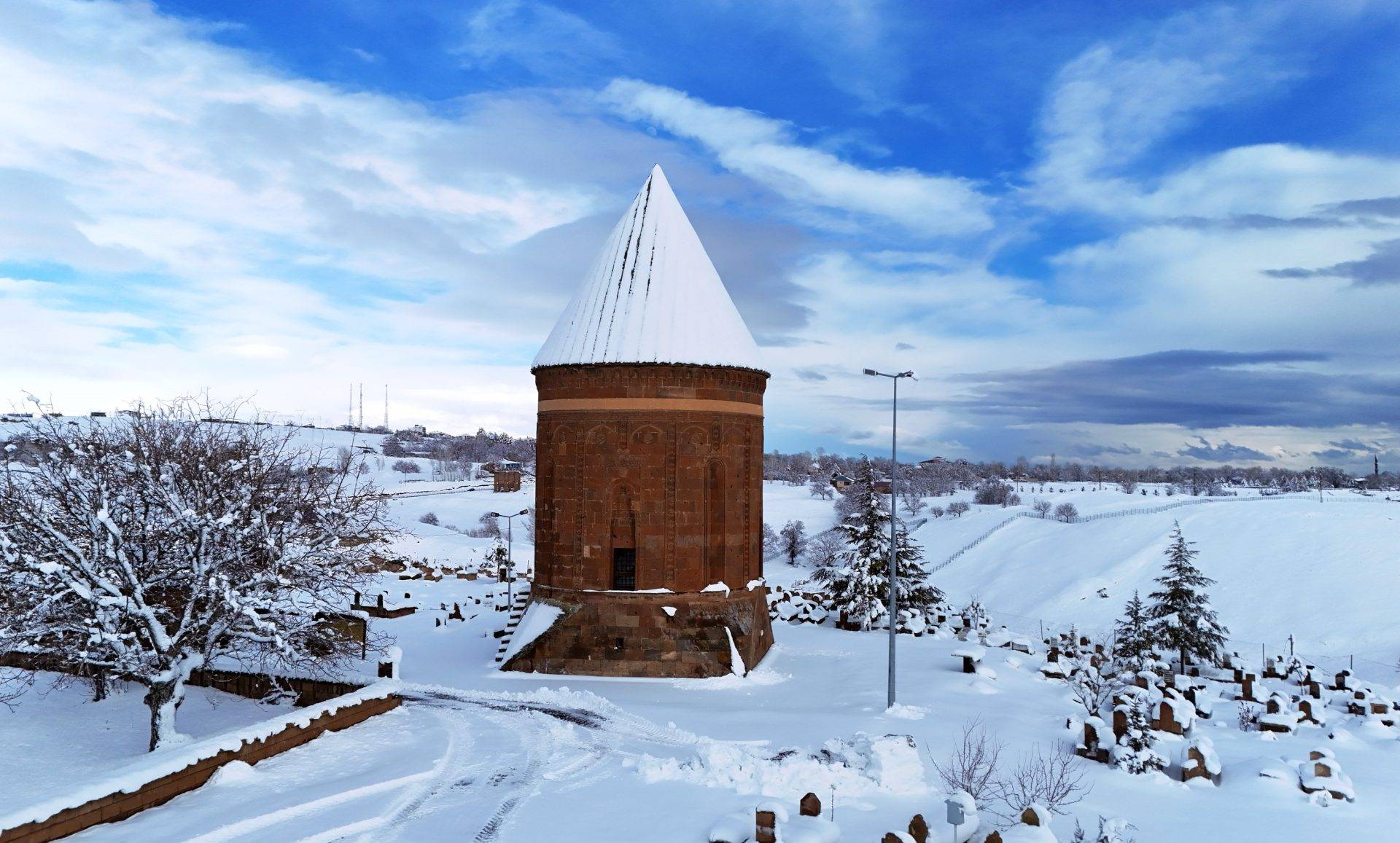 Ahlat’ta kartpostallık manzaralar: Tarihi mekanlar beyaza büründü