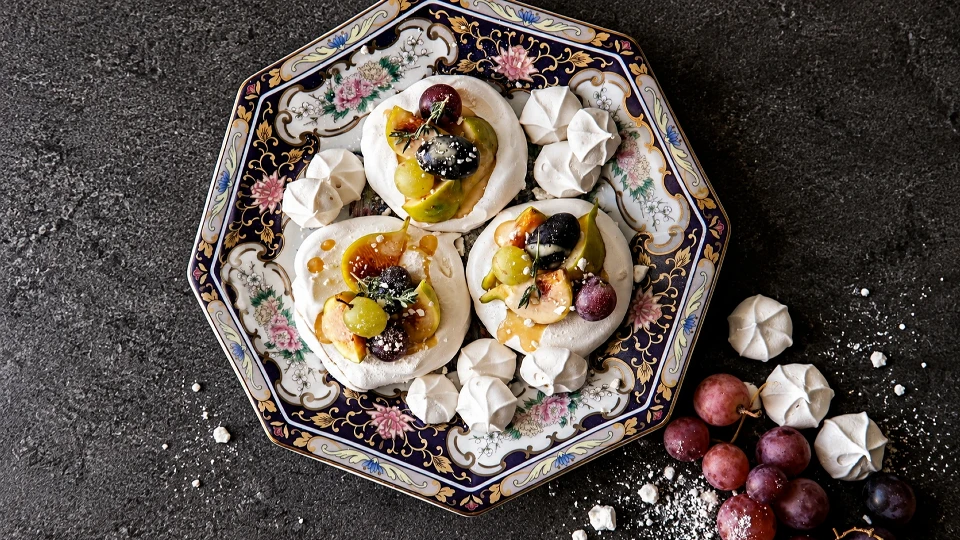 İncirli Üzümlü Pavlova Tarifi