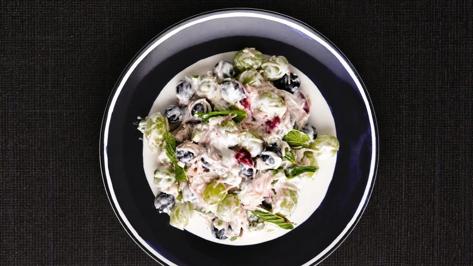 Tel Şehriyeli Üzümlü Tavuklu Salata Tarifi