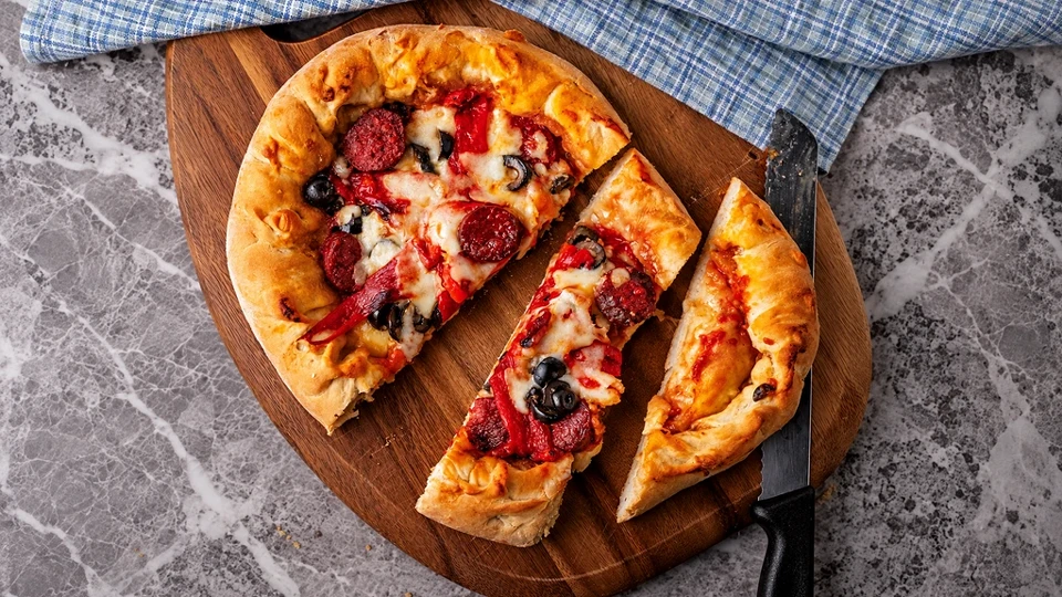 Sucuk & Köz Biberli Pizza Tarifi