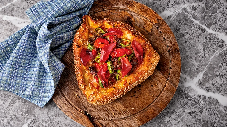 Kavurmalı & Pastırmalı Pizza Tarifi